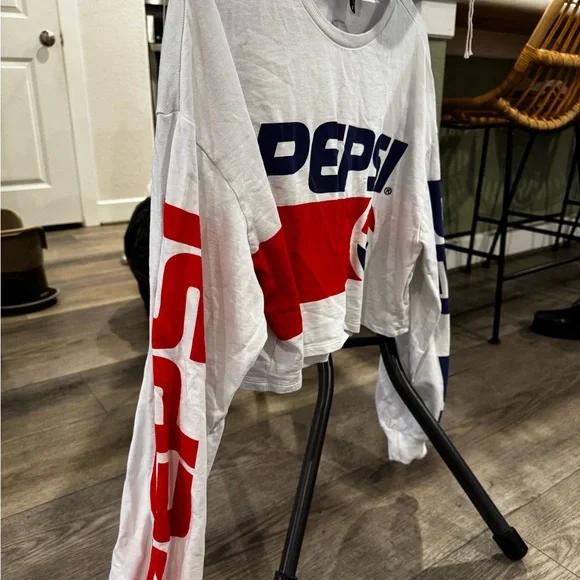 H&M Women's White and Red Graphic Sweatshirt - Picture 2 of 4